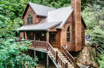 This charming wood cabin is the ideal getaway