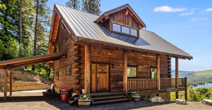 A Rustic Mountain Cabin with Modern Amenities